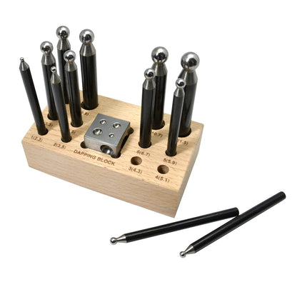 Punzensatz mit Mini-Würfelanke und 12 Kugelpunzen auf Holzständer